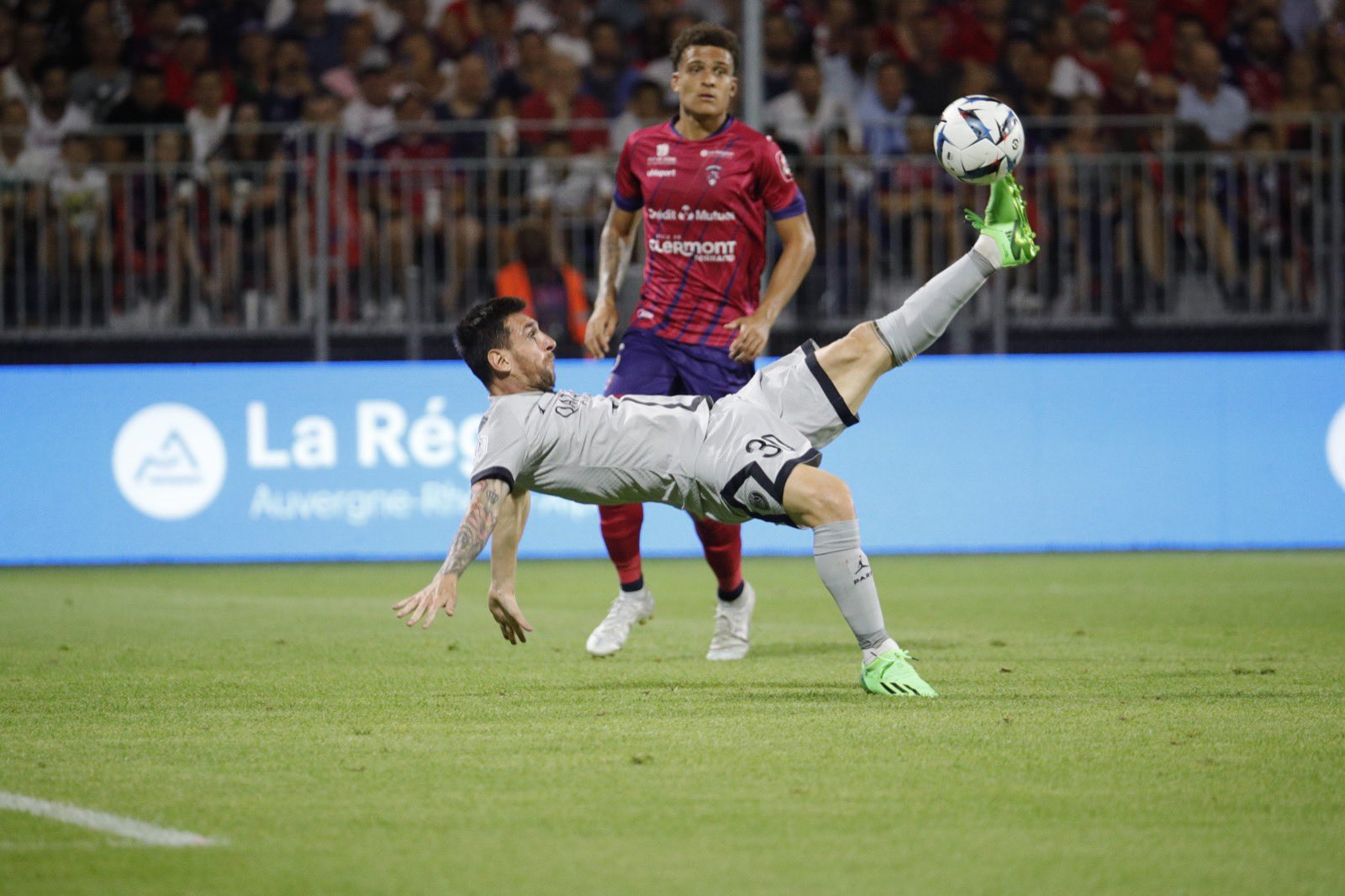 Espectacular gol de Messi en el debut del PSG por la Ligue 1 francesa ...