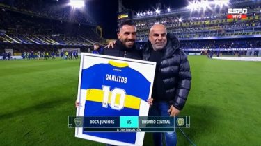 Tevez recibió una plaqueta y una camiseta con su nombre.