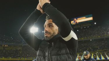 Carlitos Tevez, ovacionado en la Bombonera. (Foto: @BocaJrsOficial)