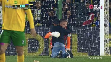 El abrazo de un nene a Unsain, una imagen conmovedora.