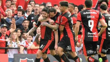 Pablo Pérez festeja con sus compañeros el gol impresionante que marcó para Newell's ante Godoy Cruz. 