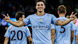 Julián Álvarez metió sus dos primeros goles en la Premier League