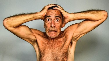 Gustavo Garzón interpreta dos obras del gran dramaturgo ruso Anton Chéjov, con textos adaptados por él mismo: “El canto del cisne” y “Sobre el daño que hace el tabaco”. 