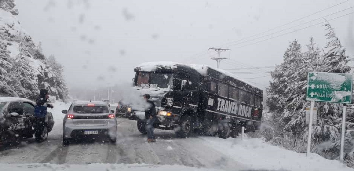 Transportes de turistas y vehículos particulares se deslizan y derrapan con la nieve. Se exige el uso de cadenas. Foto: Gentileza