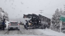 Imagen de Tránsito caótico en Bariloche por la nevada: deslizamientos y cruces de vehículos