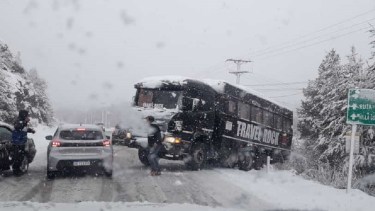 Transportes de turistas y vehículos particulares se deslizan y derrapan con la nieve. Se exige el uso de cadenas. Foto: Gentileza