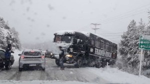 Tránsito caótico en Bariloche por la nevada: deslizamientos y cruces de vehículos