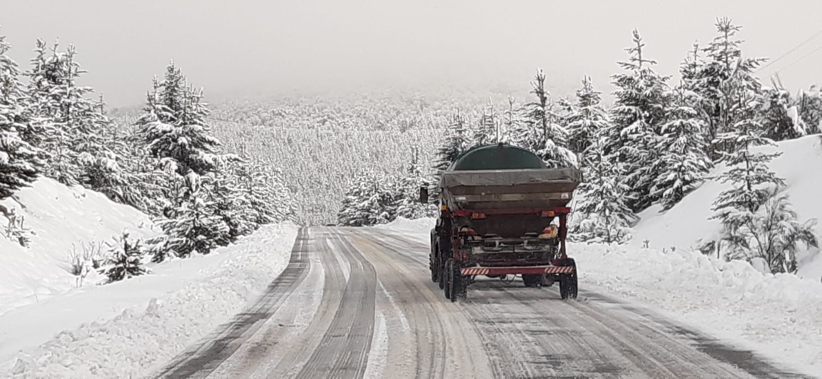 En la ruta 40 entre Bariloche y El Bolsón arrojan sal a granel para evitar la formación de hielo. Foto: Vialidad Nacional
