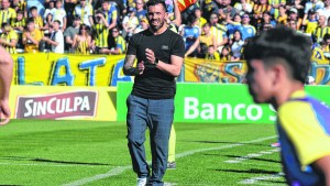 Tevez vuelve a La Bombonera pero como DT de Central, que visita a Boca: formaciones, hora y tevé