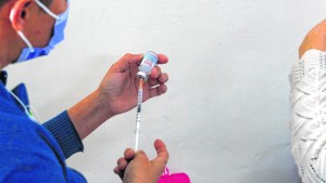 Autorizan una versión actualizada de la vacuna contra la variante ómicron
