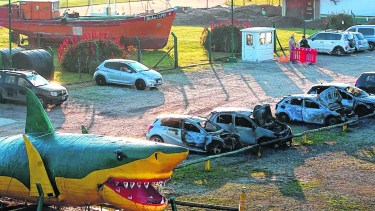 El jueves pasado, en Mar del Plata, barras de  Aldosivi incendiaron autos de los jugadores tras la derrota en Mendoza.