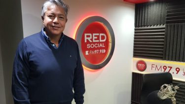 El diputado Rolando Figueroa en la radio de Centenario. "Queremos gente que se embarre".