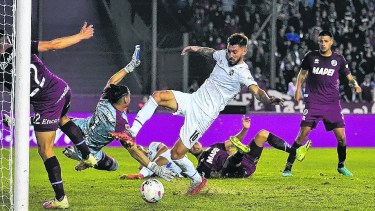 Ferreyra choca con Monetti y la pelota entra en el arco. Lanús e Independiente igualaron 1 a 1. 