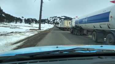 Después de 9 días lograron evacuar la mitad de los camiones varados en Pino Hachado (Subsecretaría de Defensa Civil)