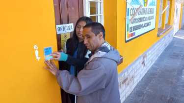 Uno de los carteles fue colocado en la Cooperativa de Agua de Jacobacci. Foto: José Mellado. 