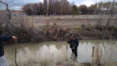 En el 2020 técnicos del DPA monitorearon el arroyo Maquinchao. Foto: archivo. 