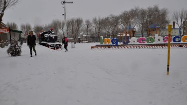 En Jacobacci la nieve acumulada alcanza los 10 centímetros.  Foto: José Mellado.