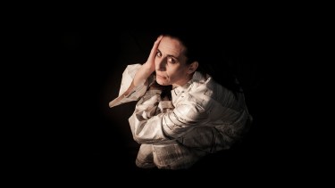 Alejandra Kasjan le pone el cuerpo y la voz a una mujer que lucha entre ser y el deber ser.