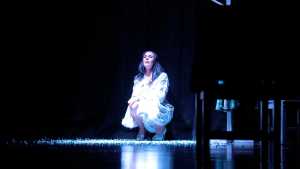 Estrena «La mujer invisible», una obra que cuestiona la medicalización de la vida cotidiana