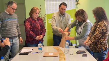 La vicedirectora de la Primaria 49, Mónica Goicoechea extraer del sobre la única oferta ante la atenta mirada de los presentes. Foto: gentilez. 