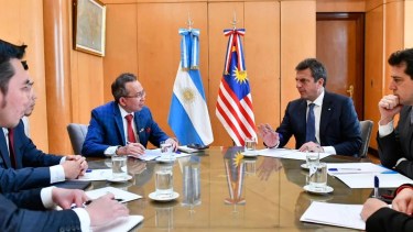 Massa, De Pedro, Nazir Nor, el country manager de Petronas Argentina y el embajador de Malasia, Nur Azman bin Abdul Rahim. 