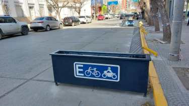 El objetivo es colaborar en el orden de la circulación vehicular y evitar la obstaculización del paso de peatones. Foto gentileza