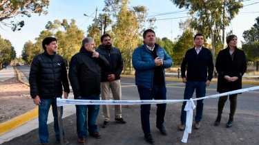 En el estreno de la repavimentación de la calle Riavitz, el municipio anunció que habrá 45 días de festejos e inauguraciones. Foto: Matías Subat.