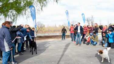 Inauguración del paseo costero en inmediaciones del río Limay, en San Julian al fondo, Valentina sur rural (foto Matías Subat) 