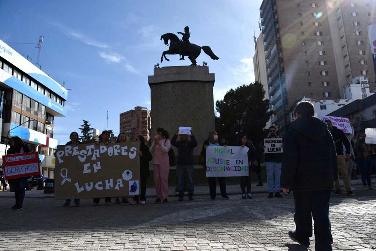 Las familias afectadas se manifestaron en el centro de Neuquén. Foto: Matías Subat.-