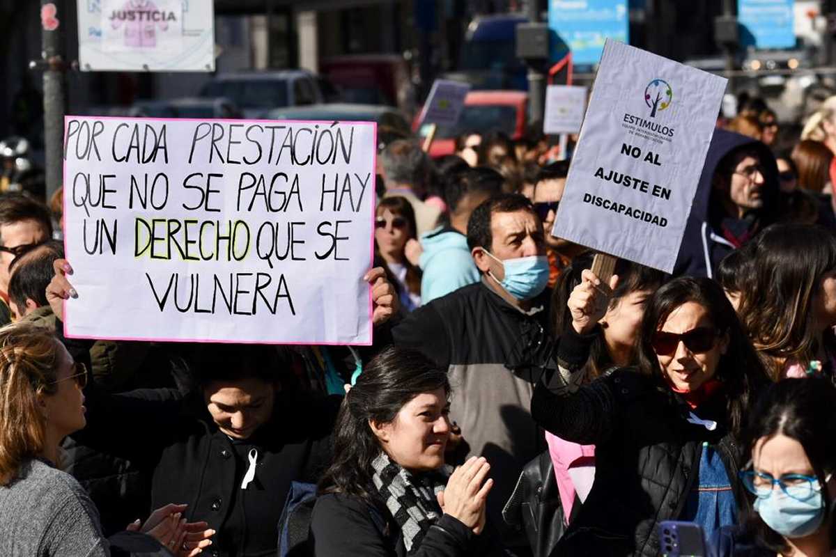 El colectivo de discapacidad Alto Valle convocó en Neuquén a la marcha nacional en reclamo por el cobro de prestaciones. Foto Matías Subat.-