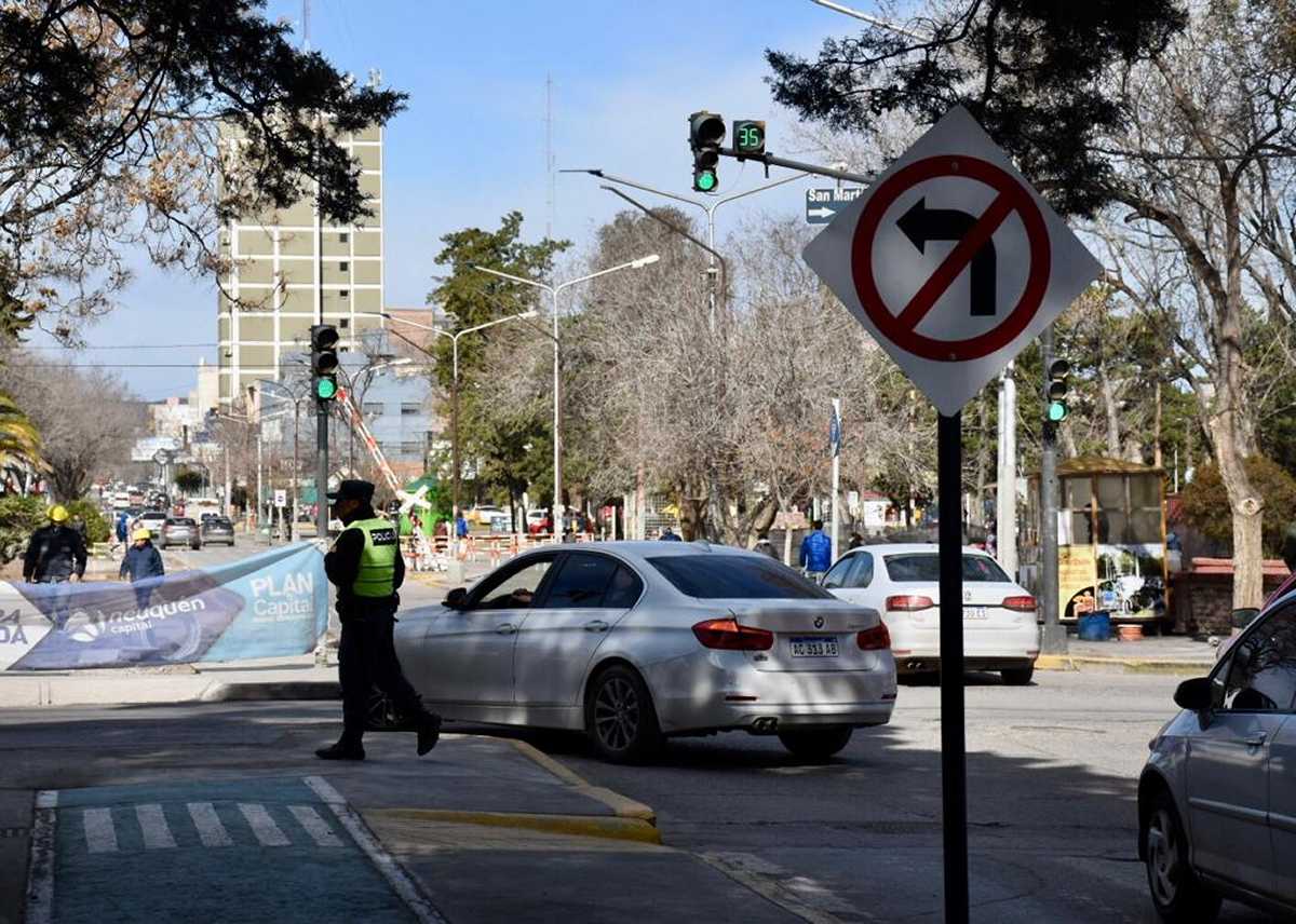 Avenida Argentina y las vías, cuando aún estaba en obra parte del bulevard. Las giros prohibidos, de adorno (foto Matías Subat)