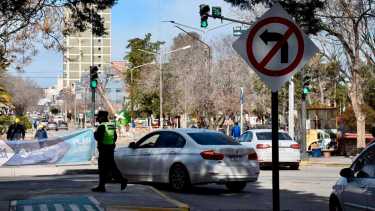 Persisten las multas por giros indebidos a la izquierda en Neuquén. (Foto: Matías Subat)