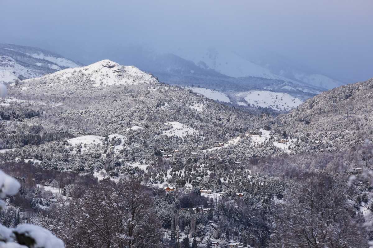 La nevada más fuerte se espera para esta noche y mañana todo el día en San Martín de los Andes.  Fotos y videos: Patricio Rodríguez.