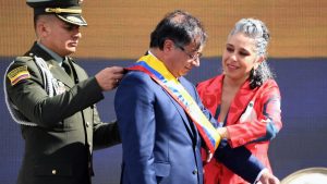 Gustavo Petro asumió como presidente de Colombia ante una multitud