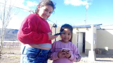 Rápidamente los niños se conectaron a Wi Fi y comenzaron a disfrutar de los beneficios de Internet de Banda Ancha. Foto: gentileza Juan Ríos. 