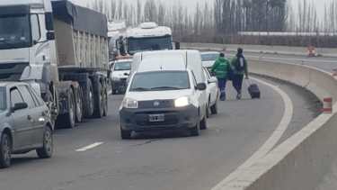 La medida obligó a muchas personas a cruzar a pie el piquete. (foto: Néstor Salas)