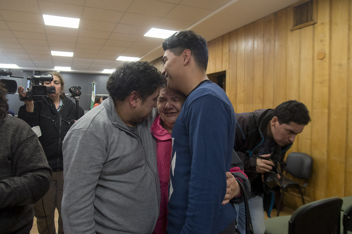 Teresa Bravo, la madre de Micaela, y Patricio Vargas, el padre de sus hijos, emocionados al escuchar el fallo del tribunal. Foto: Marcelo Martínez 