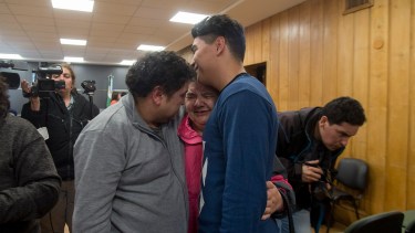 Teresa Bravo, la madre de Micaela, y Patricio Vargas, el padre de sus hijos, emocionados al escuchar el fallo del tribunal. Foto: Marcelo Martínez 