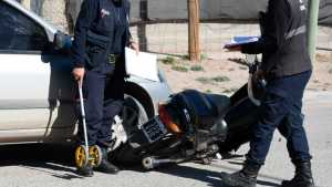 Una motociclista fue hospitalizada tras una colisión con un auto en Roca