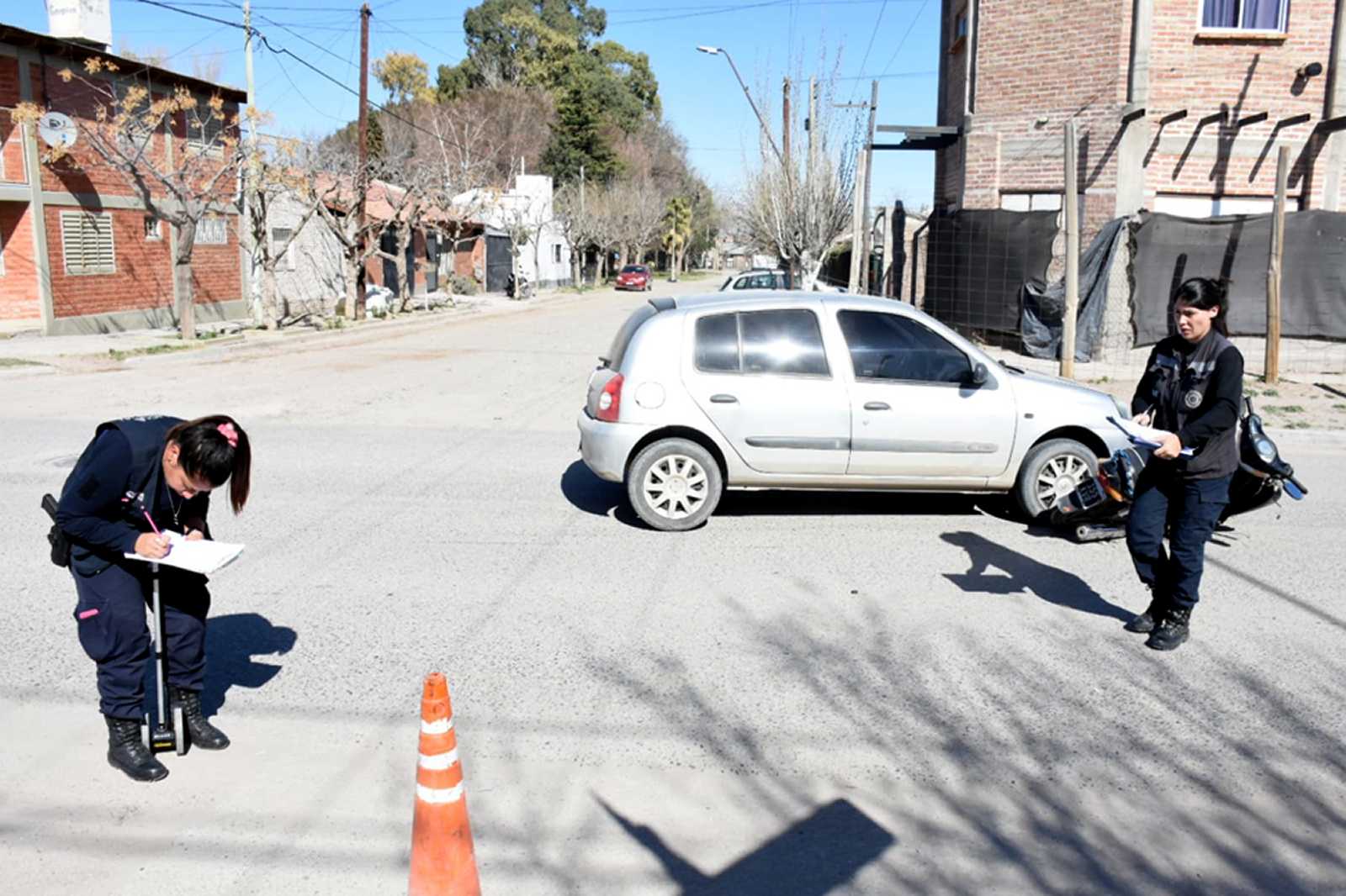 El Clio impactó a la moto que cruzó por calle Evita. Foto Juan Thomes