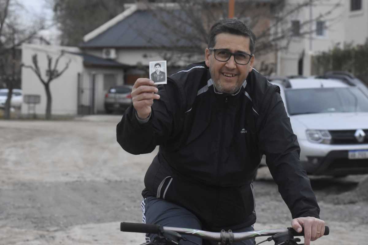 Alejandro Germanos hace un año fue transplantado. Desde su casa cuenta su historia e invita a una bicicleteada de Roca a Chimpay. Foto: Juan Thomes
