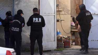 Los efectivos de la policía ingresaron esta mañana a un complejo donde está el estudio jurídico. (foto: Juan Thomes)