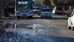 Baches y asfalto detonado: un problema que preocupa a los vecinos de la zona este de Roca