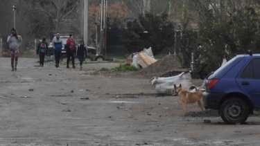 Denuncian daños en conexiones de agua en un barrio de Roca: «Es una bomba de tiempo»