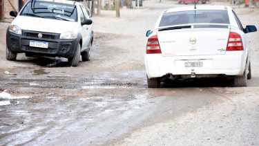 Algunos vecinos de la zona norte de Roca, conviven con continuos pozos sobre las calles, los cuales perjudican el tránsito en vehículo. Foto Juan Thomes.
