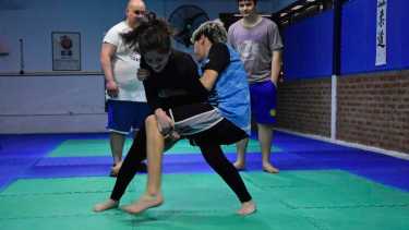 Con el objetivo de poder formar futuros luchadores que representen a Río Negro, comenzaron los entrenamientos de lucha olímpica en Roca. Fotos Andrés Maripe.