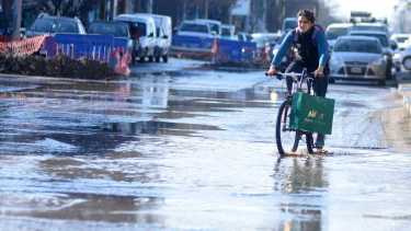  En la calle 9 de Julio suelen registrarse desbordes de cloacas. Foto Juan Thomes