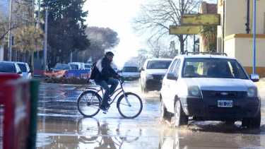 Cruzar la calle 9 de Julio, se ha convertido en una odisea para los ciclistas y peatones en Roca. Foto Juan Thomes.