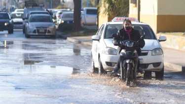 Olores y desbordes cloacales, una situación «crónica» que genera malestar en el centro de Roca