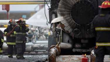 Personal de bomberos logró controlar las llamas minutos después en los "separadores" afectados. (foto: Juan Thomes)